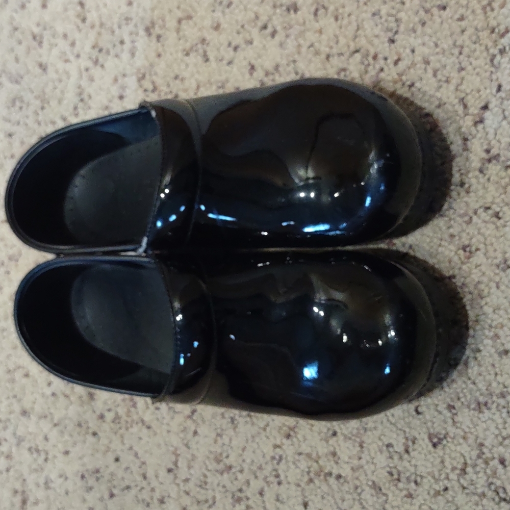 Dansko 39 Patent Leather Clog